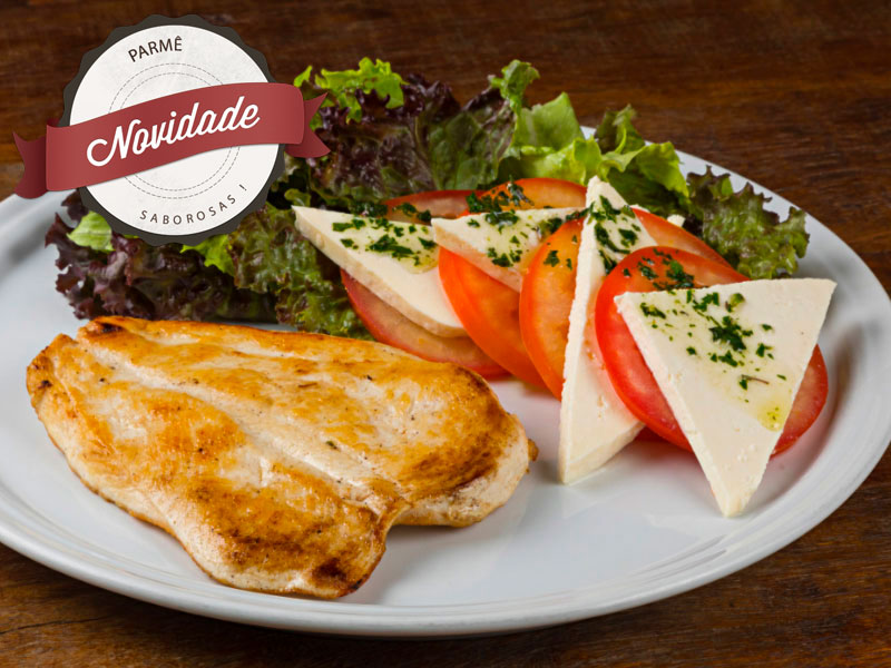 Filé de Frango com Salada Caprese