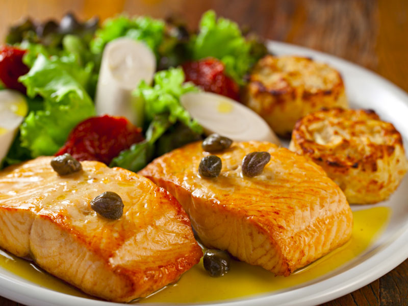 Salmão com Salada Mix e Batatas Rostie