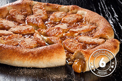 Pizza de banana com borda de doce de leite